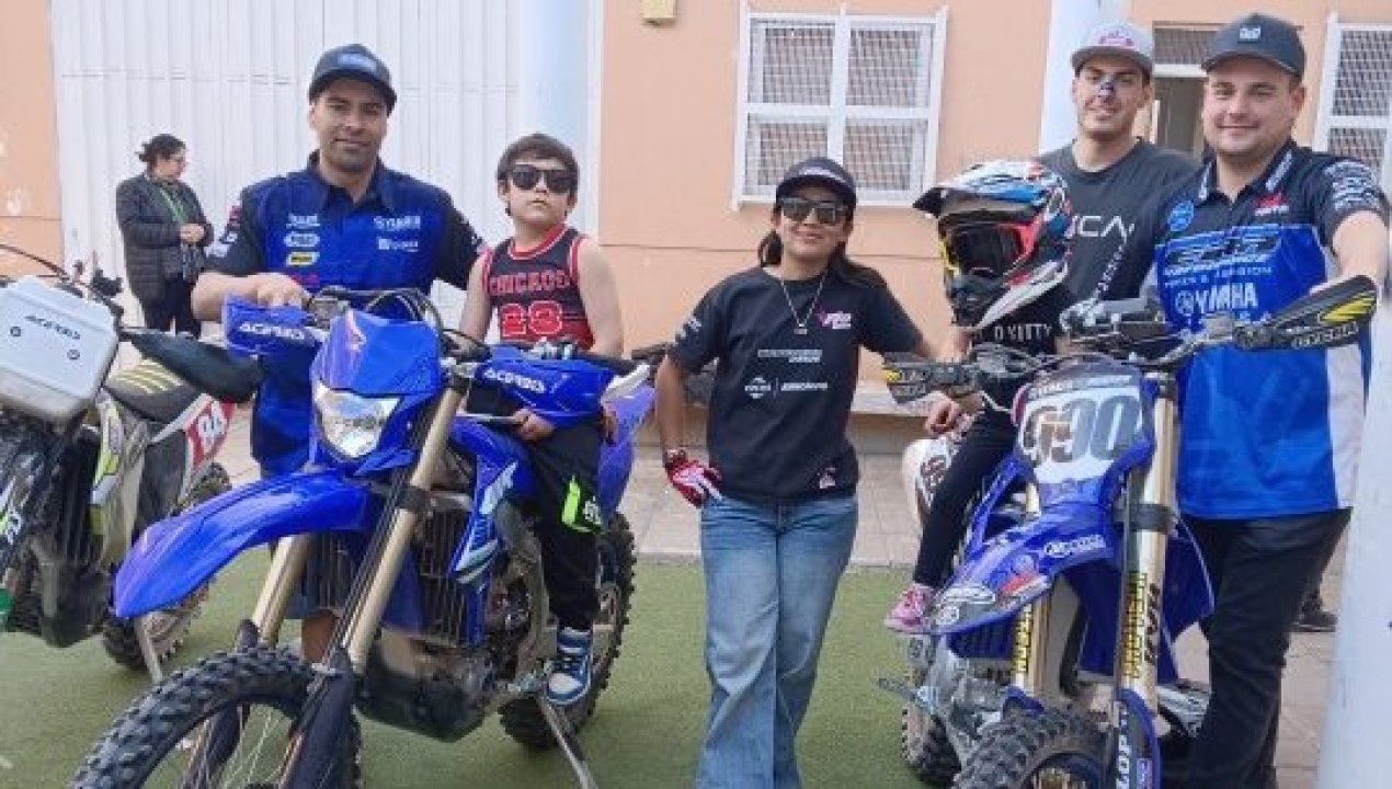 /pilotos-del-rally-desafio-del-desierto-hacen-una-pausa-para-regalar