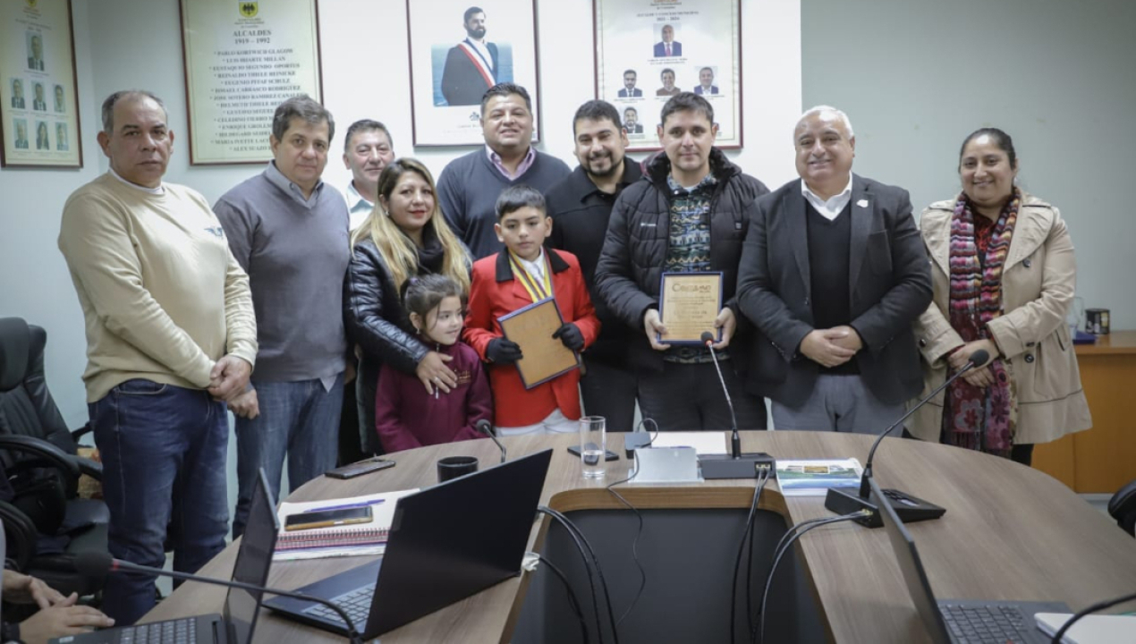 /alcalde-y-concejo-municipal-reconocen-a-destacado-deportista-de-equitacion