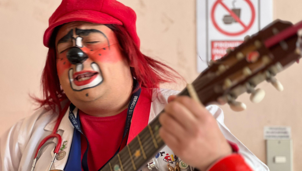 /alegria-y-musica-en-lebu-dr-clown-visita-a-pacientes-hospitalizados