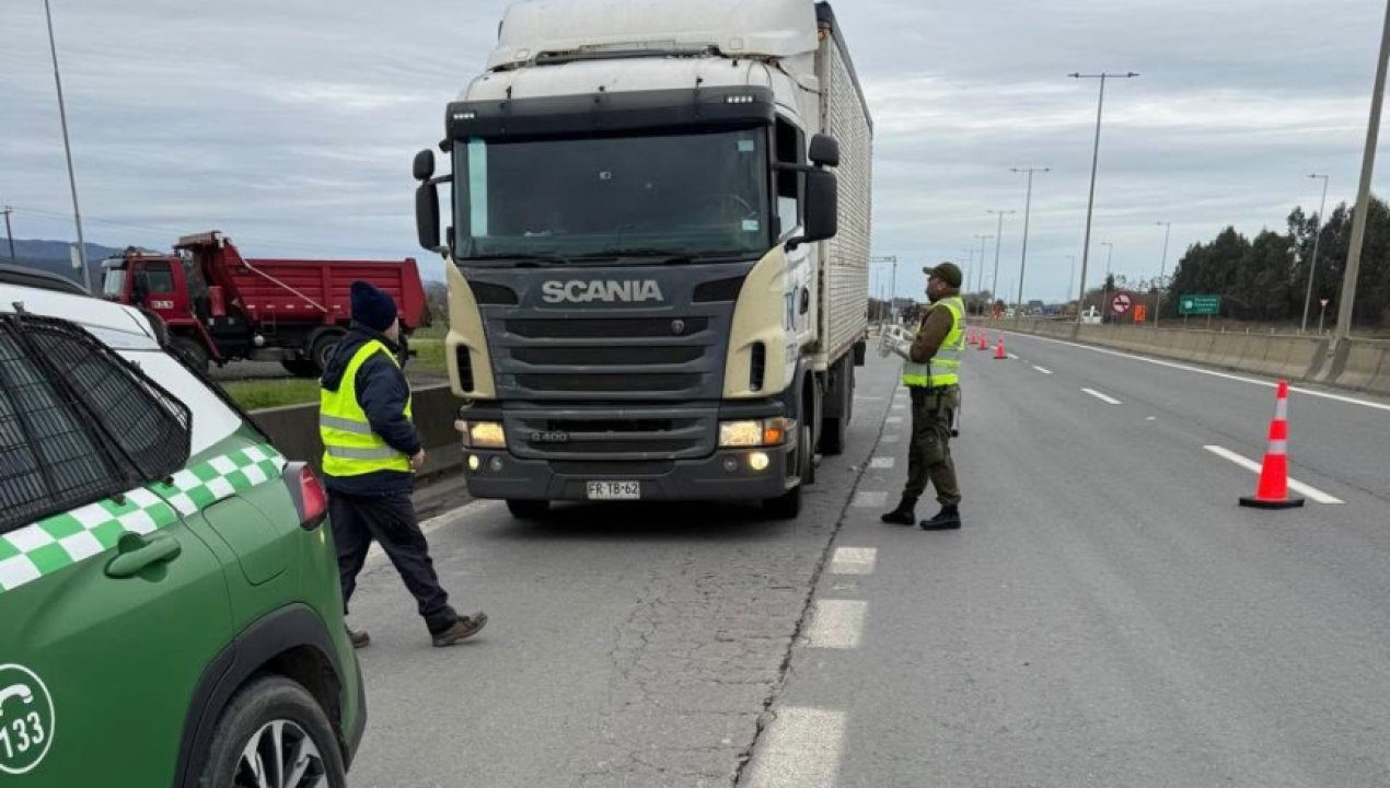 /carabineros-y-sernapesca-fiscalizan-transporte-de-productos-pesqueros-en-la