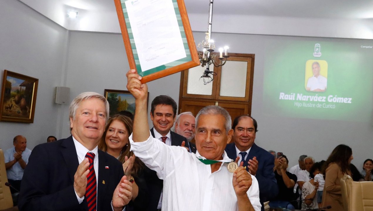 /raul-narvaez-gomez-es-investido-hijo-ilustre-de-curico