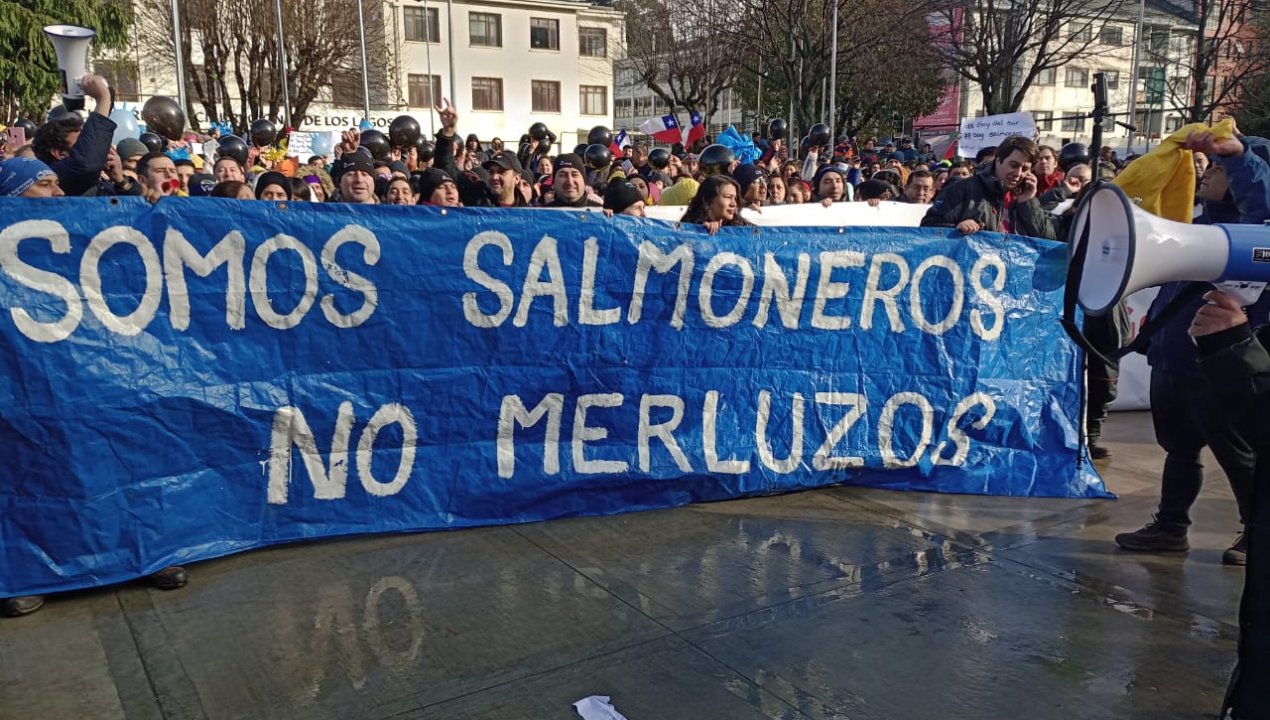 /local/puerto-montt-trabajadores-del-salmon-protestan-contra-la-creacion-del