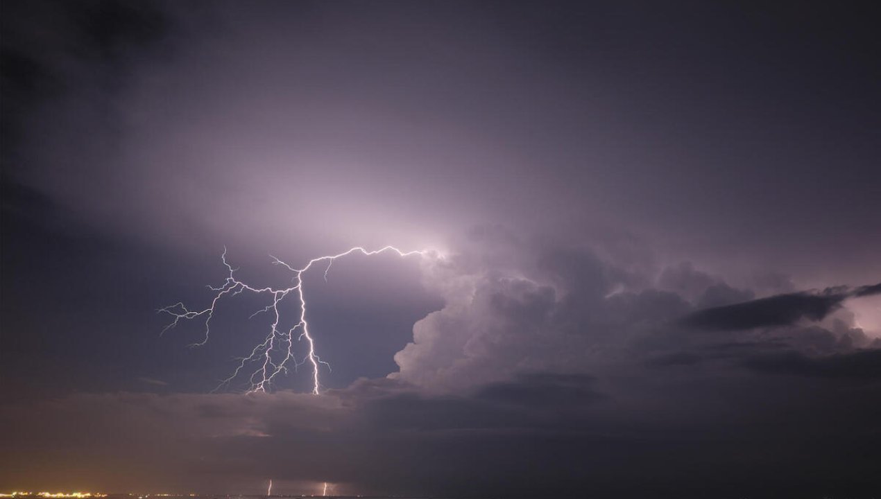 /que-hacer-durante-una-tormenta-electrica-consejos-para-mantenerte-seguro
