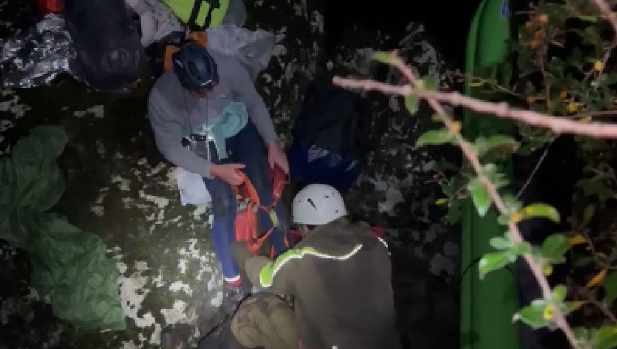 /rescate-carabineros-salvan-a-dos-turistas-franceses-atrapados-en-el-rio
