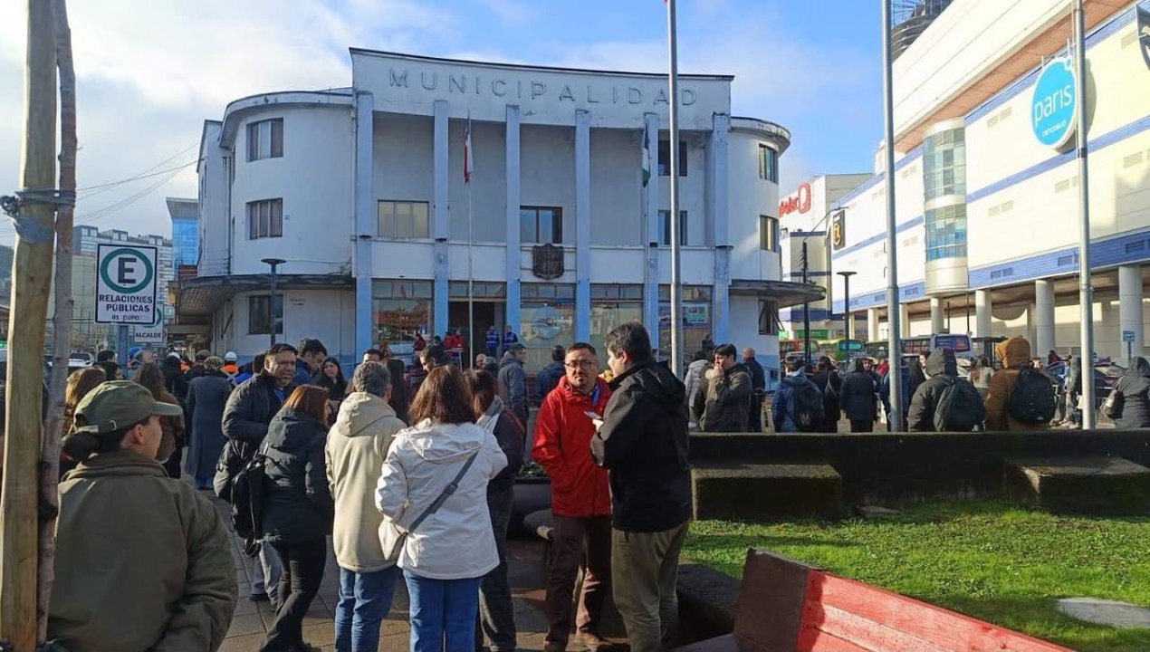 /evacuan-municipalidad-de-puerto-montt-tras-rotura-de-caneria-de-gas-en