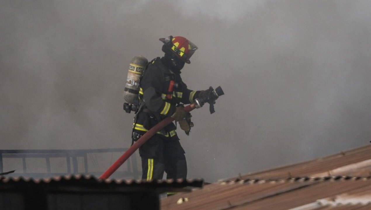 /regionales/region-del-biobio/investigan-origen-de-incendio-que-afecto-a-ocho-viviendas-en-quilleco