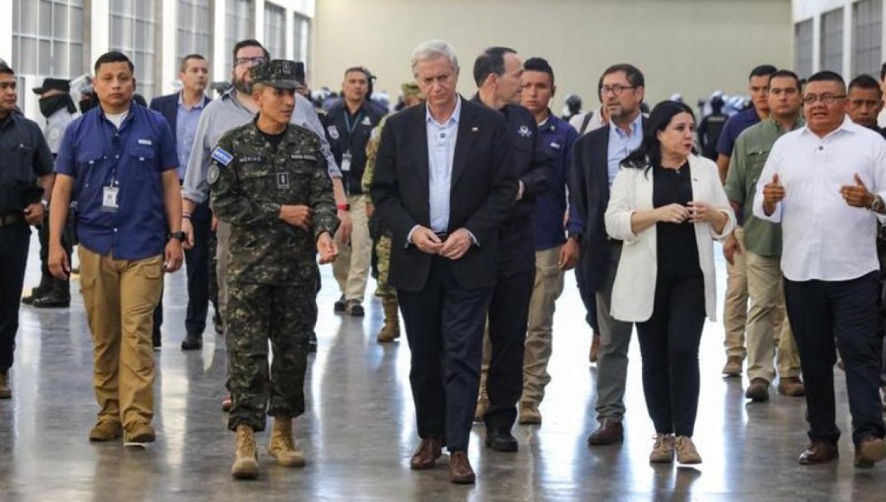 /actualidad/kast-se-reunio-con-bukele-y-visito-megacarcel-en-el-salvador